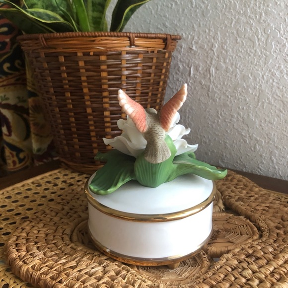 Hummingbird on Gardenia Porcelain Teleflora Music Box - Picture 6 of 11